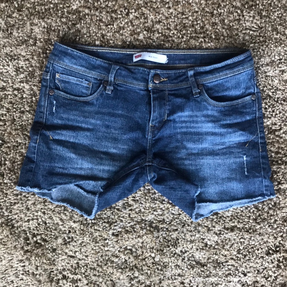 Levi’s Midi short, in great condition!